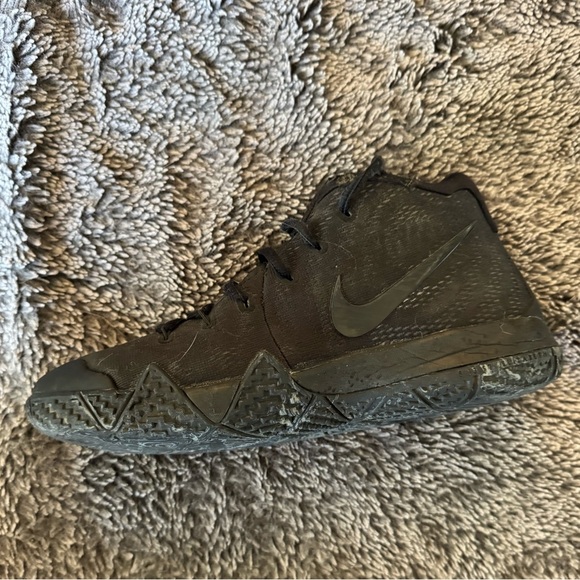 NIKE Kyrie 4 Blackouts Kids Basketball Shoes - Picture 11 of 11